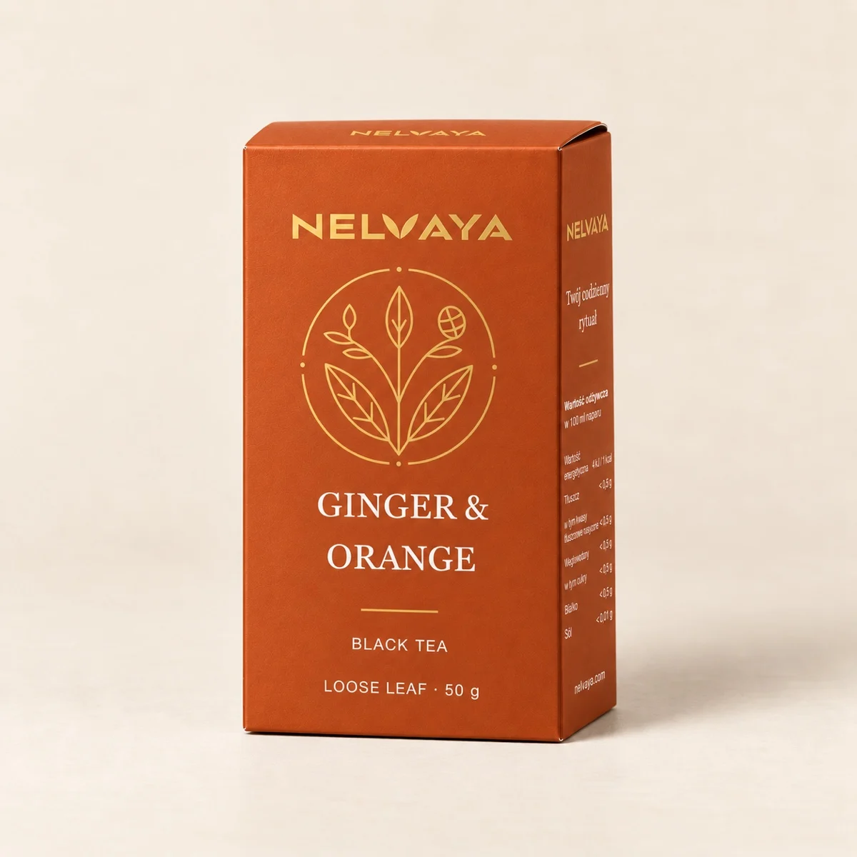 Kartonik 50 g czarnej herbaty NELVAYA Ginger & Orange na kremowym tle.