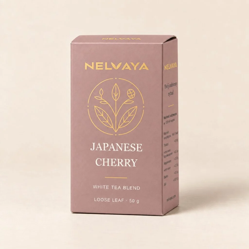 Kartonik 50 g białej herbaty NELVAYA Japanese Cherry na kremowym tle.