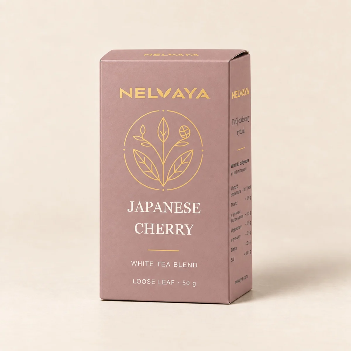 Kartonik 50 g białej herbaty NELVAYA Japanese Cherry na kremowym tle.