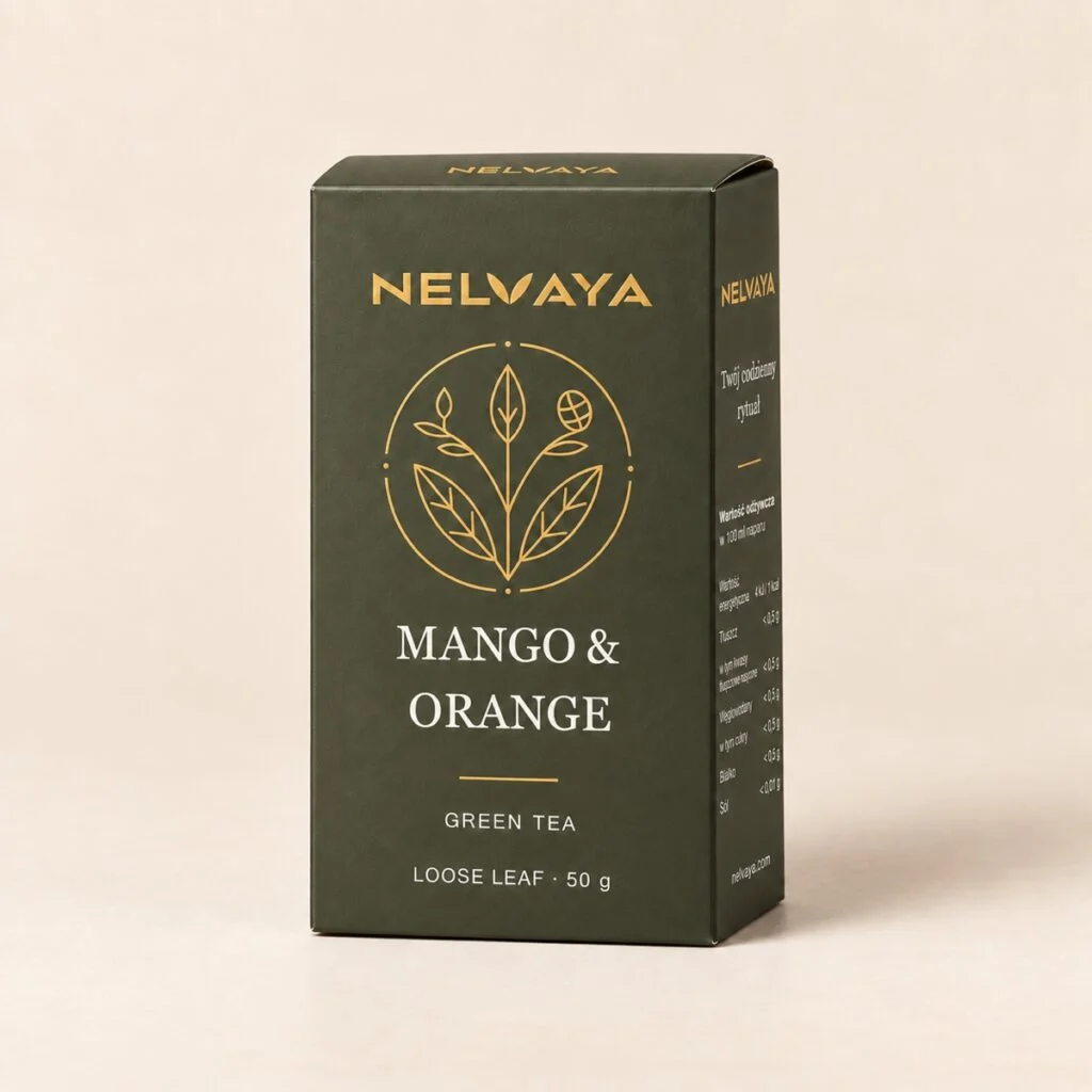 Kartonik 50 g zielonej herbaty NELVAYA Mango & Orange na kremowym tle.